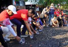 100 Tukik Dilepas ke Laut, Pantai Camplung Buleleng Disiapkan Jadi Wisata Bahari Bupati Buleleng I Nyoman Sutjidra melepas 100 tukik di Pantai Camplung Banyuasri untuk pelestarian penyu