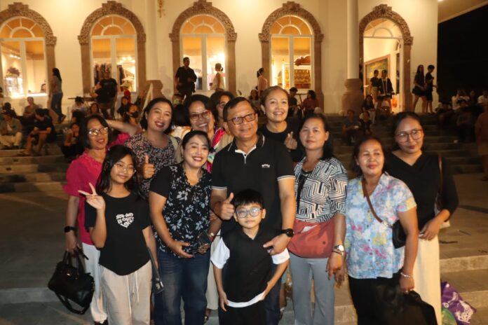 Bupati Buleleng I Nyoman Sutjidra menikmati kemeriahan malam kelima Buleleng Festival 2026 bersama masyarakat