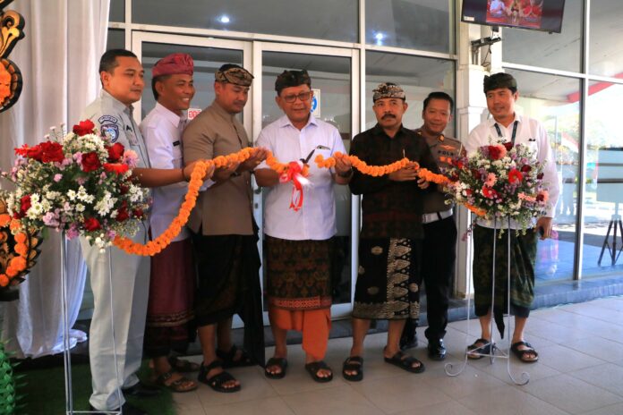Bupati Buleleng I Nyoman Sutjidra meresmikan Samsat Gerai di Kantor Camat Gerokgak untuk memudahkan pembayaran pajak kendaraan masyarakat Buleleng Barat