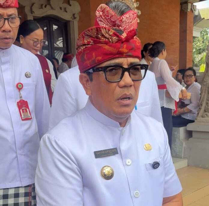 Bupati Tabanan I Komang Gede Sanjaya menanggapi penggeledahan Kantor Dinkes Tabanan oleh Kejari Tabanan terkait dugaan korupsi.