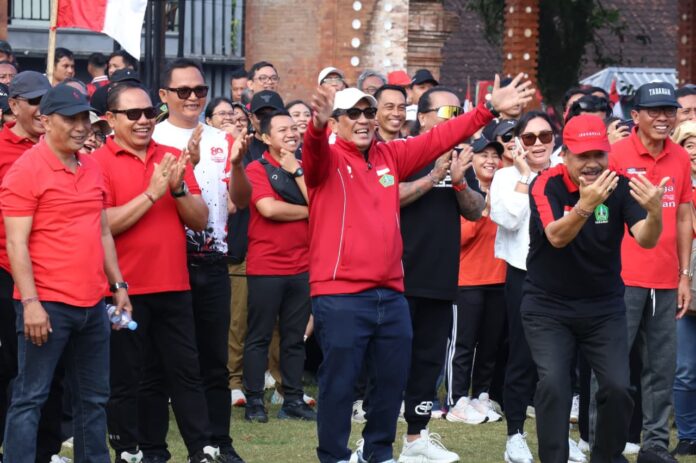 Bupati Tabanan I Komang Gede Sanjaya memandu lomba tarik tambang dan lari karung antar-OPD di Lapangan Alit Saputra dalam rangka peringatan HUT ke-81 Kemerdekaan Republik Indonesia.