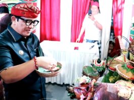 Unik! Parade Babi Guling Warnai HUT RI ke-81 di Banjar Pande Tabanan Bupati Tabanan Sanjaya menghadiri parade babi guling HUT RI ke-81 di Banjar Pande, Desa Dajan Peken