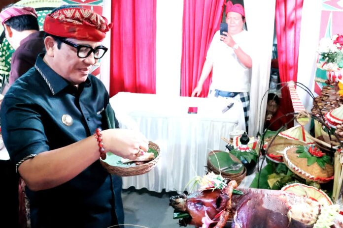Bupati Tabanan Sanjaya menghadiri parade babi guling HUT RI ke-81 di Banjar Pande, Desa Dajan Peken