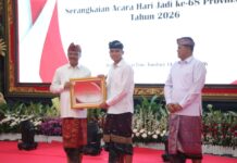 Dewa Made Indra Apresiasi Pemenang Penghargaan Hari Jadi ke-68 Provinsi Bali Dewa Made Indra menyerahkan penghargaan kepada pemenang dalam puncak Hari Jadi ke-68 Provinsi Bali