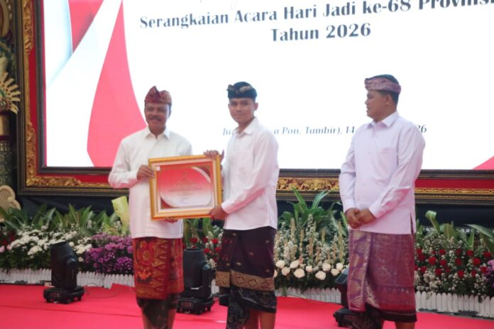 Dewa Made Indra menyerahkan penghargaan kepada pemenang dalam puncak Hari Jadi ke-68 Provinsi Bali