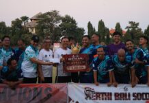 Disdikpora Bali Juara Kompetisi Mini Soccer Kerthi Bali IV Usai Taklukkan PUPRKIM di Final Tim Disdikpora Provinsi Bali menerima trofi juara Kompetisi Mini Soccer Kerthi Bali IV setelah mengalahkan Tim PUPRKIM Provinsi Bali pada laga final di GOR Ngurah Rai, Denpasar