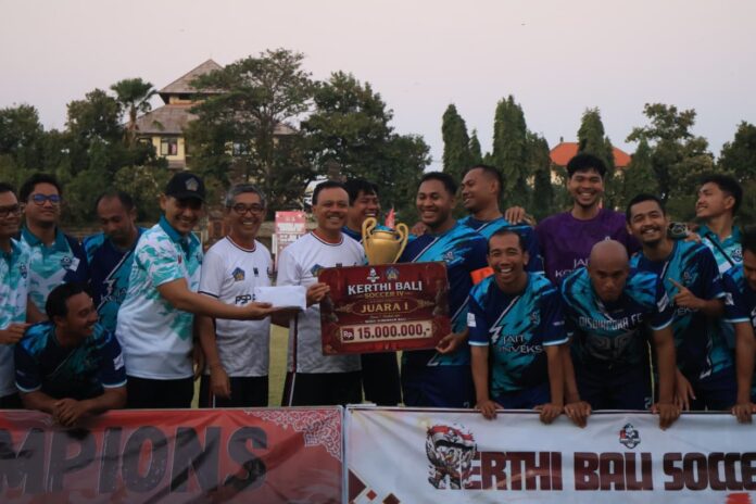 Tim Disdikpora Provinsi Bali menerima trofi juara Kompetisi Mini Soccer Kerthi Bali IV setelah mengalahkan Tim PUPRKIM Provinsi Bali pada laga final di GOR Ngurah Rai, Denpasar