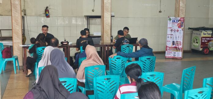 Pelayanan aktivasi Identitas Kependudukan Digital IKD oleh Disdukcapil Kabupaten Tabanan melalui layanan jemput bola kepada masyarakat.