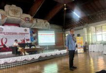 Batas Aman Wartawan di Era Digital, Profesionalisme Jadi Benteng Utama Emanuel Dewata Oja menyampaikan materi batas aman wartawan dalam OKK PWI