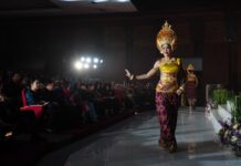 Fashion Show Dekranasda Bali di Denpasar Angkat Wastra dan Desainer Lokal Fashion show Dekranasda Bali menampilkan karya desainer dan wastra lokal di Denpasa