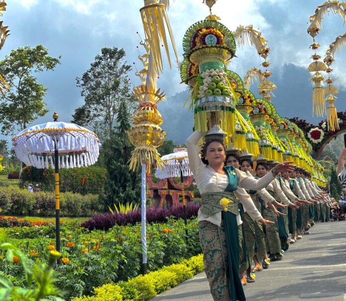 Festival Budaya dan Parade Gebogan di DTW Ulun Danu Beratan Bedugul Tabanan