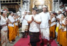 Giri Prasta Hadiri Karya Agung Desa Adat Ekasari Jembrana Wagub Bali Giri Prasta menandatangani prasasti Karya Agung di Desa Adat Ekasari Jembrana.
