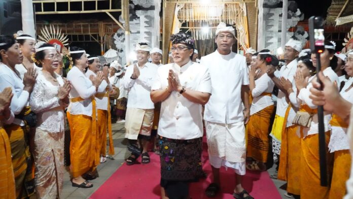 Wagub Bali Giri Prasta menandatangani prasasti Karya Agung di Desa Adat Ekasari Jembrana.
