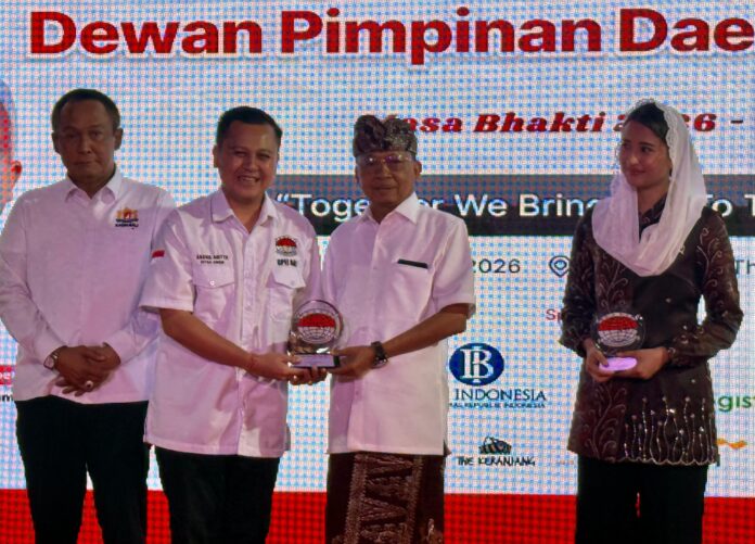 Gubernur Bali Wayan Koster bersama Wakil Menteri Perdagangan Dyah Roro Esti Widya Putri menghadiri pelantikan DPD GPEI Bali 2026–2031 dan melepas ekspor perdana salak gula pasir ke Tiongkok di The Keranjang Bali, Badung.