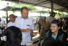 Gubernur Koster Dorong UMKM Bali, Siapkan Aturan ASN Nikmati Kuliner Lokal Setiap Jumat Gubernur Bali Wayan Koster bersama Wakil Bupati Tabanan I Made Dirga mengunjungi Kedai Kopi Tangkil di Tabanan untuk mendukung UMKM lokal dan memperingati Rahina Tumpek Krulut.