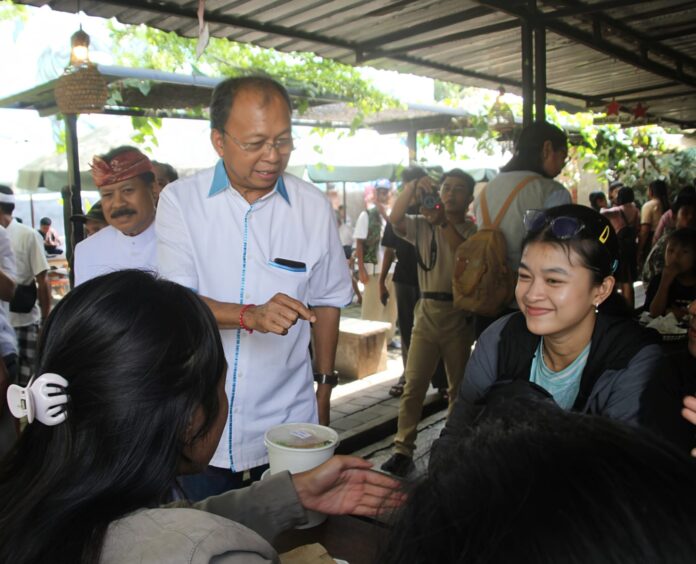 Gubernur Bali Wayan Koster bersama Wakil Bupati Tabanan I Made Dirga mengunjungi Kedai Kopi Tangkil di Tabanan untuk mendukung UMKM lokal dan memperingati Rahina Tumpek Krulut.
