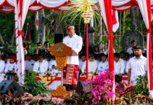 Gubernur Koster Tekankan Ketulusan dan Integritas di Hari Jadi ke-68 Provinsi Bali Gubernur Bali Wayan Koster membacakan pidato Hari Jadi ke-68 Provinsi Bali di Lapangan Niti Mandala Renon Denpasar