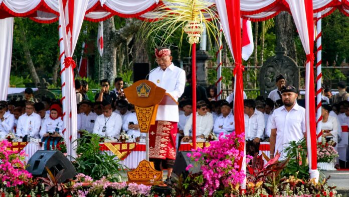 Gubernur Bali Wayan Koster membacakan pidato Hari Jadi ke-68 Provinsi Bali di Lapangan Niti Mandala Renon Denpasar