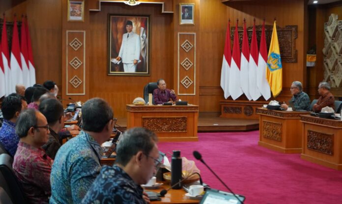 Gubernur Bali Wayan Koster memimpin Rakor Evaluasi dan Optimalisasi Pendapatan Daerah 2026 di Gedung Kertha Sabha Denpasar