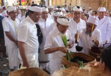 Gubernur Koster Dukung Atma Wedana Massal Desa Adat Bualu, Perkuat Pelestarian Budaya Bali Gubernur Bali Wayan Koster menghadiri dan mengikuti prosesi Upacara Atma Wedana, Ngaben, dan Nyekah Massal di Desa Adat Bualu, Kecamatan Kuta Selatan, Kabupaten Badung, Minggu (2/8/2026).