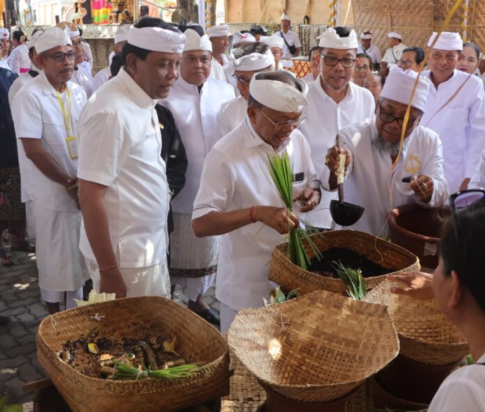 Gubernur Bali Wayan Koster menghadiri dan mengikuti prosesi Upacara Atma Wedana, Ngaben, dan Nyekah Massal di Desa Adat Bualu, Kecamatan Kuta Selatan, Kabupaten Badung, Minggu (2/8/2026).