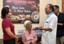 Tumpek Krulut 2026: Gubernur Koster Ajak Warga Berbagi Kasih Lewat UMKM Lokal Bali Gubernur Bali Wayan Koster menyapa masyarakat saat meninjau program berbagi makanan gratis di Warung Nasi Pindang Dadong Rintin, Gianyar, dalam rangka peringatan Tumpek Krulut 2026.