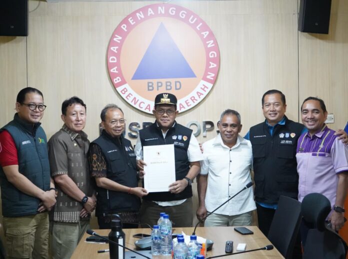 Gubernur Bali Wayan Koster menyerahkan bantuan Rp1 miliar untuk korban gempa Flores NTT