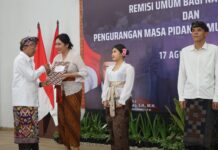 Remisi HUT RI ke-81 di Bali, 3.026 Narapidana dan Anak Binaan Terima Pengurangan Masa Pidana Gubernur Bali Wayan Koster membacakan sambutan Menteri Agus Andrianto pada pemberian remisi HUT RI ke-81 di Lapas Kerobokan