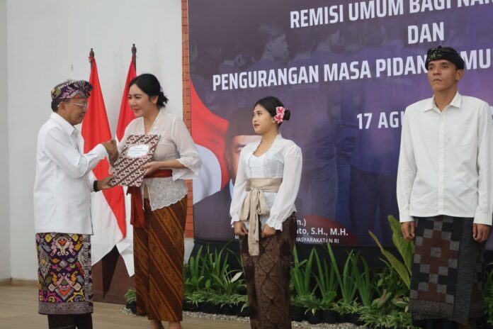Gubernur Bali Wayan Koster membacakan sambutan Menteri Agus Andrianto pada pemberian remisi HUT RI ke-81 di Lapas Kerobokan