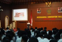 Koster Dorong Mahasiswa Pascasarjana FH Unud Lanjut Doktoral Wayan Koster memberikan materi kepada mahasiswa baru Pascasarjana Fakultas Hukum Universitas Udayana di Denpasar