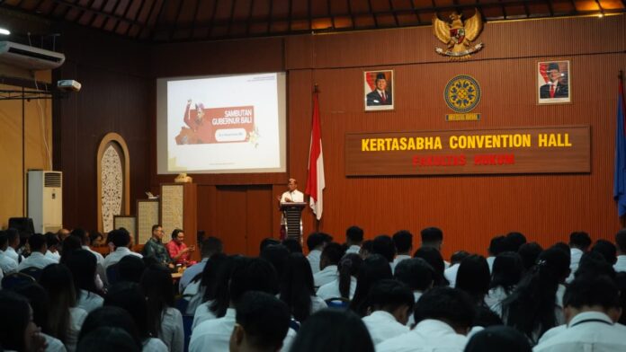 Wayan Koster memberikan materi kepada mahasiswa baru Pascasarjana Fakultas Hukum Universitas Udayana di Denpasar