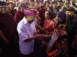 Bulfest 2026 Resmi Dibuka, 3 Maestro Tari Buleleng Terima Penghargaan Gubernur Bali Wayan Koster menyerahkan piagam penghargaan kepada tiga maestro tari Buleleng dalam acara apresiasi seni dan budaya Bali.