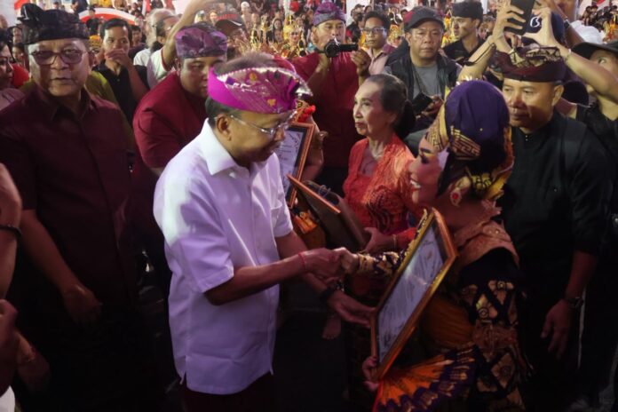 Gubernur Bali Wayan Koster menyerahkan piagam penghargaan kepada tiga maestro tari Buleleng dalam acara apresiasi seni dan budaya Bali.