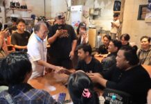 Tumpek Krulut 2026, Gubernur Koster Traktir 10.000 Kopi Gratis di Jenar Kopi untuk Dukung UMKM Bali Gubernur Bali Wayan Koster membagikan kopi gratis kepada masyarakat di Jenar Kopi Denpasar pada peringatan Tumpek Krulut 2026 sebagai dukungan terhadap UMKM lokal dan Hari Kasih Sayang Bali