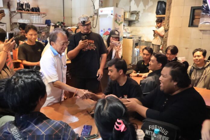 Gubernur Bali Wayan Koster membagikan kopi gratis kepada masyarakat di Jenar Kopi Denpasar pada peringatan Tumpek Krulut 2026 sebagai dukungan terhadap UMKM lokal dan Hari Kasih Sayang Bali