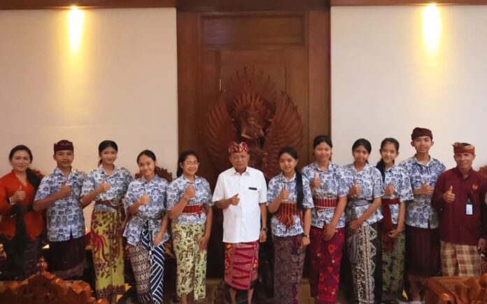 Gubernur Bali Wayan Koster saat menerima audiensi siswa SMKN 1 Amlapura yang lolos final LCC Empat Pilar MPR RI 2026