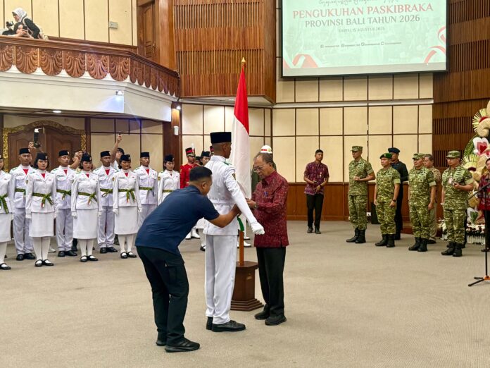 Gubernur Wayan Koster mengukuhkan 72 anggota Paskibraka Provinsi Bali 2026 di Denpasar.