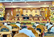 Gubernur Koster Tegaskan Pembangunan Bali 100 Tahun Berlandaskan Nangun Sat Kerthi Loka Bali Gubernur Bali Wayan Koster saat menyampaikan pidato pembangunan Bali 100 tahun pada Sidang Paripurna Istimewa DPRD Bali