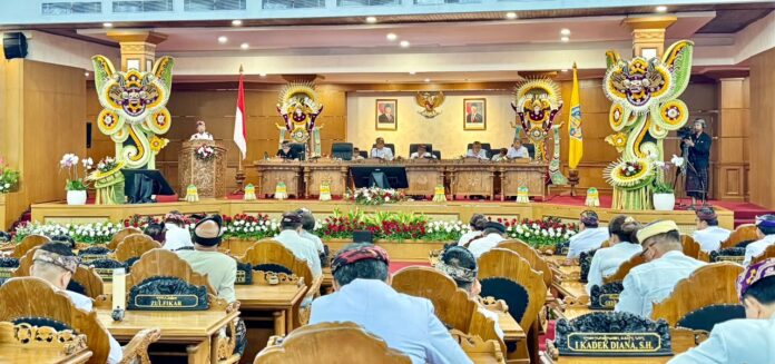 Gubernur Bali Wayan Koster saat menyampaikan pidato pembangunan Bali 100 tahun pada Sidang Paripurna Istimewa DPRD Bali