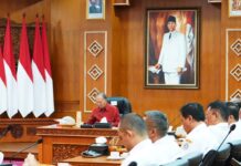 Koster Tetapkan 5 Kawasan Rendah Emisi, Bali Percepat Pariwisata Hijau Berkelanjutan Gubernur Bali Wayan Koster memimpin rapat koordinasi persiapan lima kawasan rendah emisi di Bali untuk mempercepat penerapan energi bersih, PLTS, kendaraan listrik, dan pariwisata hijau berkelanjutan