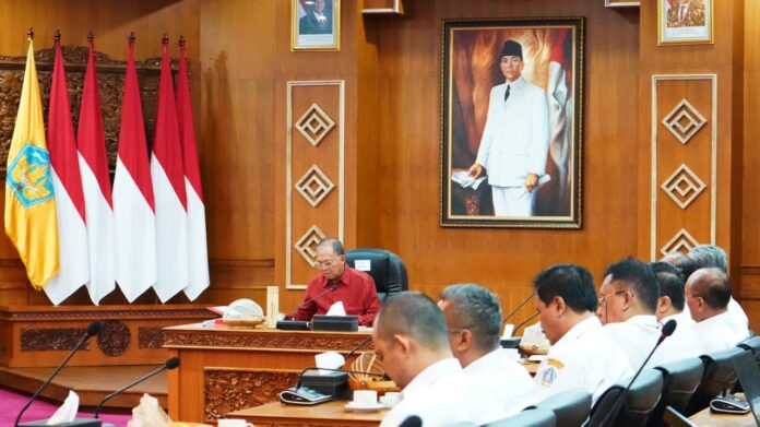 Gubernur Bali Wayan Koster memimpin rapat koordinasi persiapan lima kawasan rendah emisi di Bali untuk mempercepat penerapan energi bersih, PLTS, kendaraan listrik, dan pariwisata hijau berkelanjutan