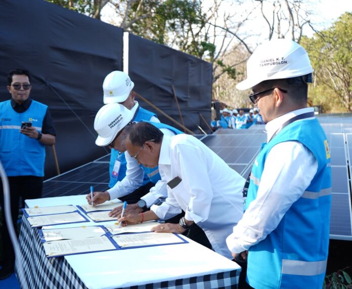 Gubernur Bali Wayan Koster dan Dirut PLN Darmawan Prasodjo menandatangani kesepakatan energi terbarukan di Bali