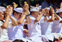 HUT ke-68 Provinsi Bali, Gubernur Koster Ngaturang Pekeling di Pura Besakih Gubernur Bali Wayan Koster bersama jajaran Pemprov Bali mengikuti persembahyangan Ngaturang Pekeling di Pura Agung Besakih, Karangasem