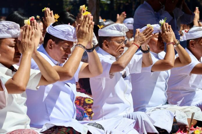 Gubernur Bali Wayan Koster bersama jajaran Pemprov Bali mengikuti persembahyangan Ngaturang Pekeling di Pura Agung Besakih, Karangasem
