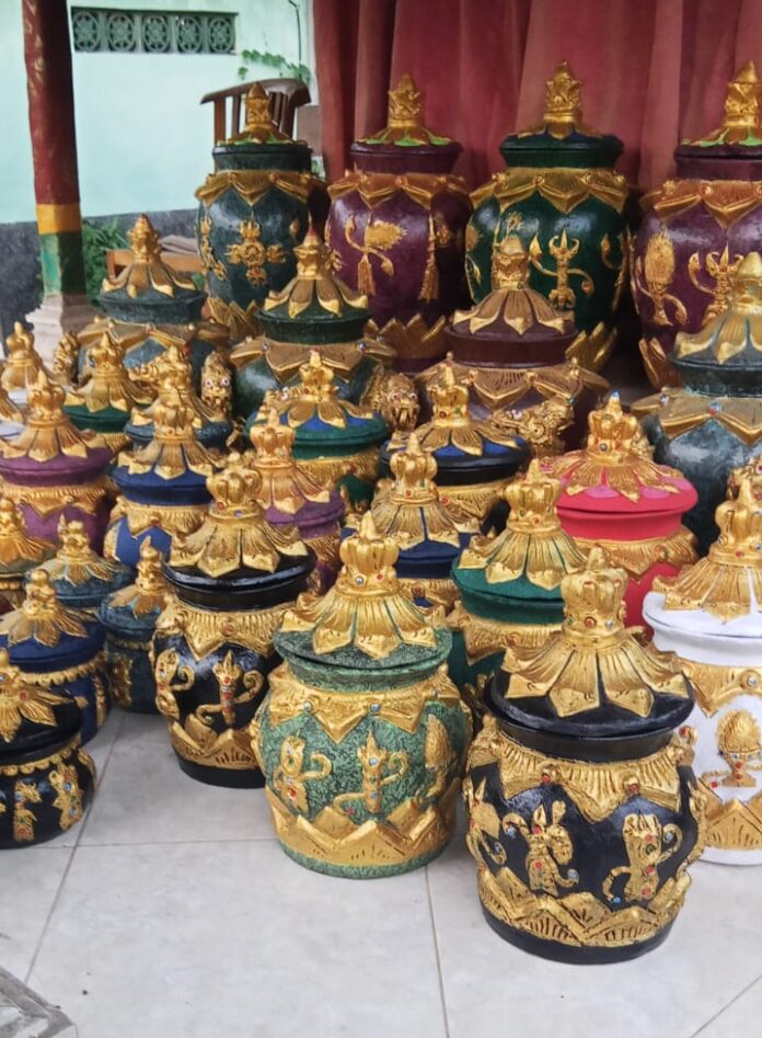 I Made Danu mengembangkan inovasi Abu Teko untuk membantu perajin terracotta di Desa Pejaten, Tabanan
