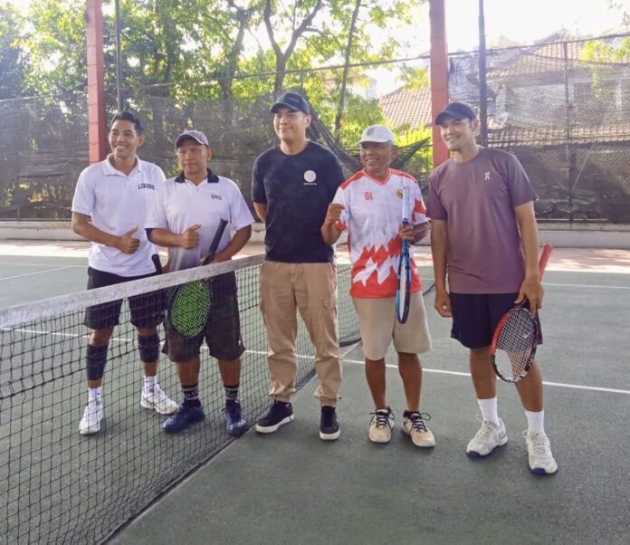 Pertandingan tenis ganda putra babak delapan besar IKMS Bali Cup 2026 di Lapangan Tenis Telkom Denpasar