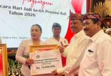 Dari Selemadeg, Inovasi Sahabat Selsa Antarkan Sri Yasmini Raih Penghargaan Bali Swacitta Nugraha 2026 Sri Yasmini Kepala SMPN 1 Selemadeg menerima Anugerah Bali Swacitta Nugraha 2026 melalui inovasi Sahabat Selsa.