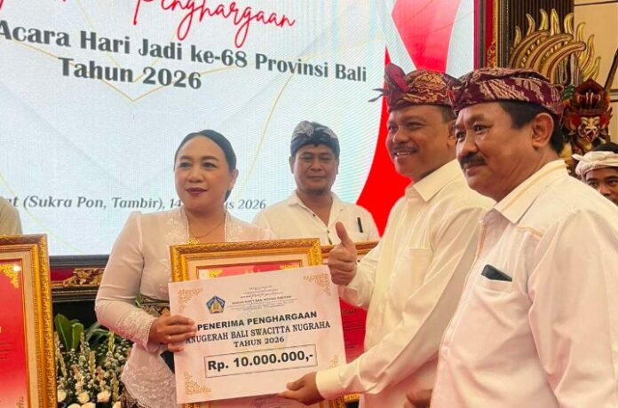 Sri Yasmini Kepala SMPN 1 Selemadeg menerima Anugerah Bali Swacitta Nugraha 2026 melalui inovasi Sahabat Selsa.