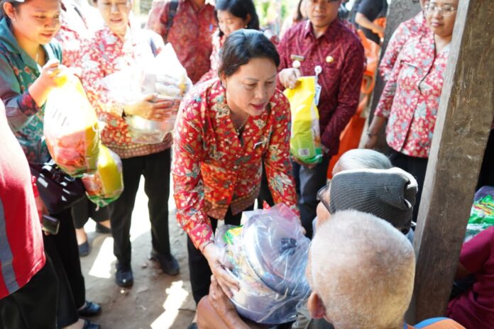 Ketua BKOW Bali Ny. Seniasih Giri Prasta menyerahkan bantuan kepada warga kurang mampu di Seraya Timur Karangasem