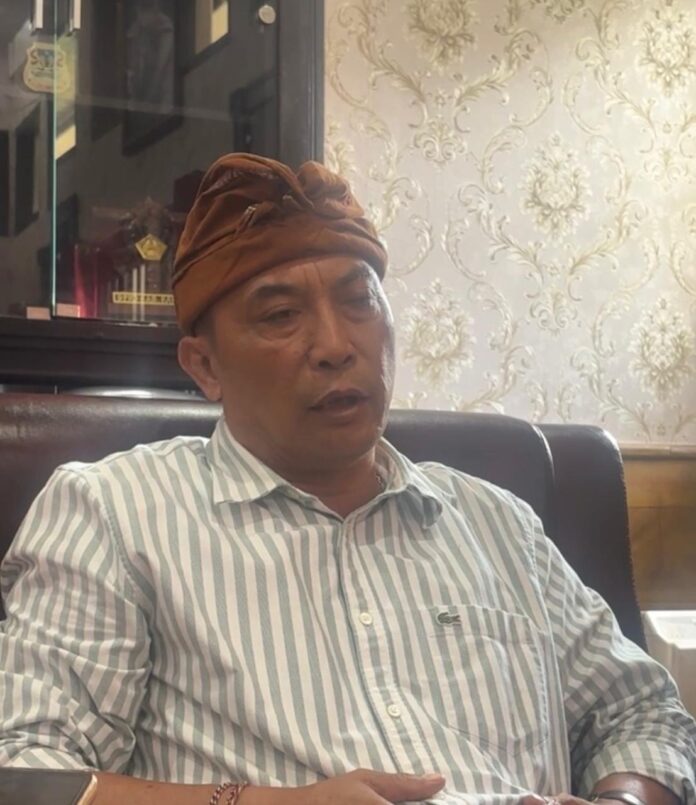 Ketua DPRD Tabanan I Nyoman Arnawa menyampaikan sikap menolak kebijakan PHK atau merumahkan PPPK paruh waktu saat rapat kerja Banggar DPRD bersama TAPD membahas KUA-PPAS 2027 di DPRD Tabanan
